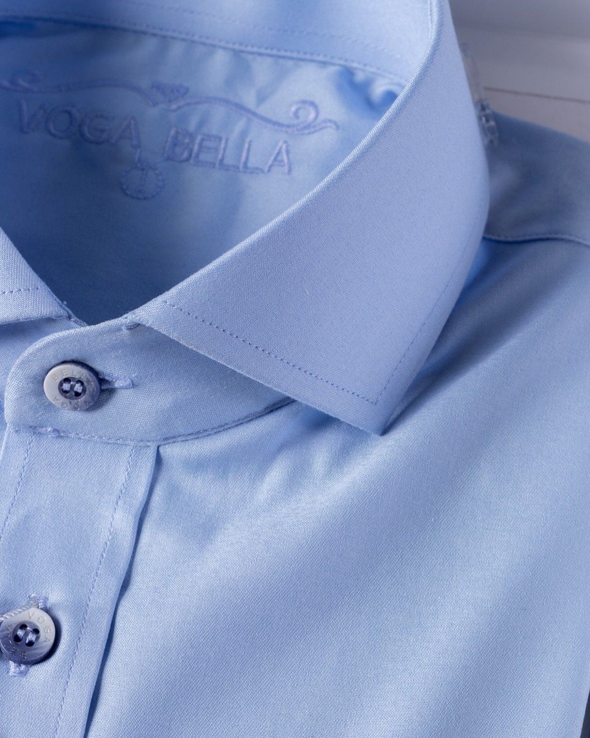 Detalhe de gola azul clara Vogabella