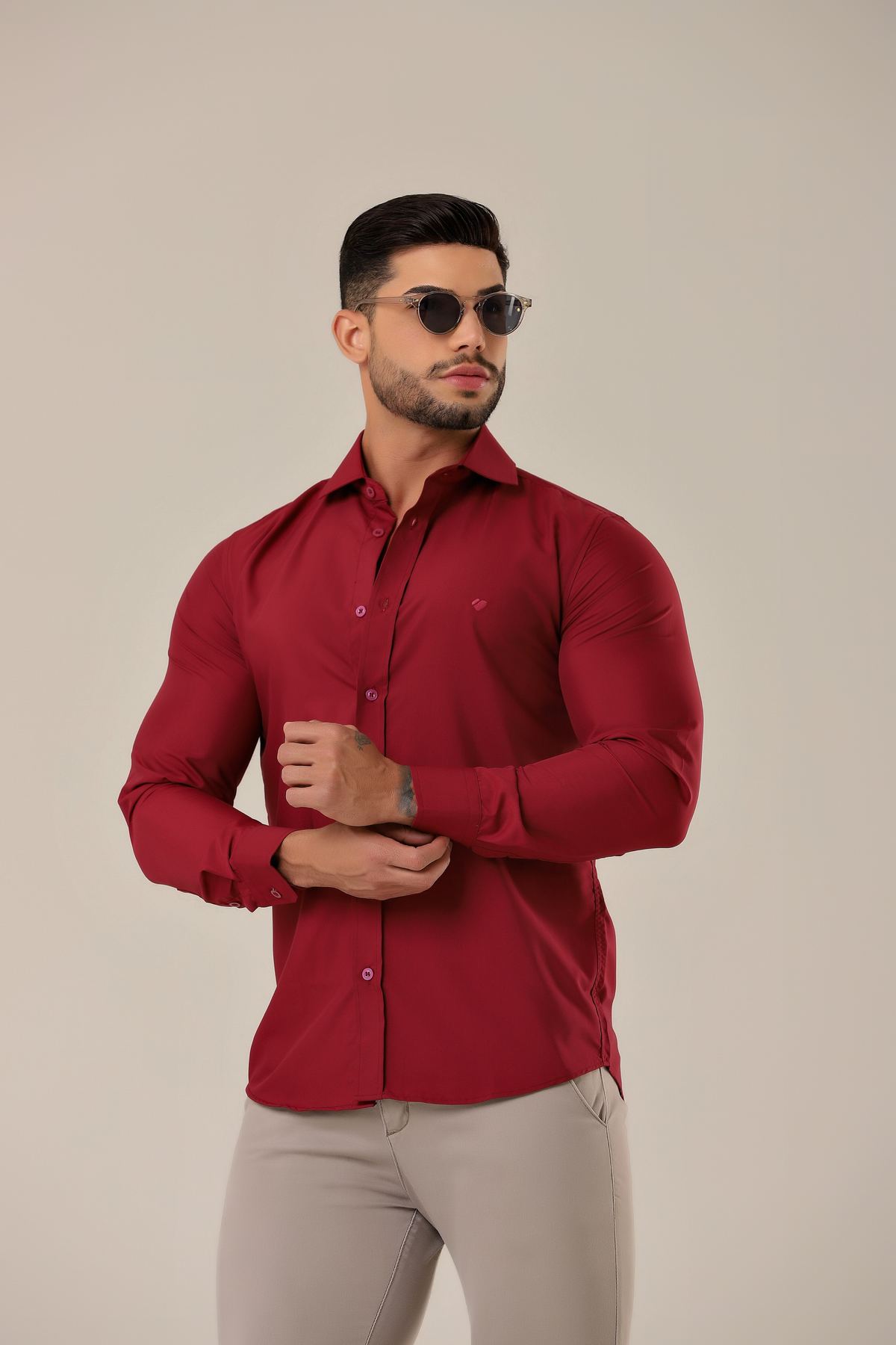 Modelo usando camisa vinho Vogabella