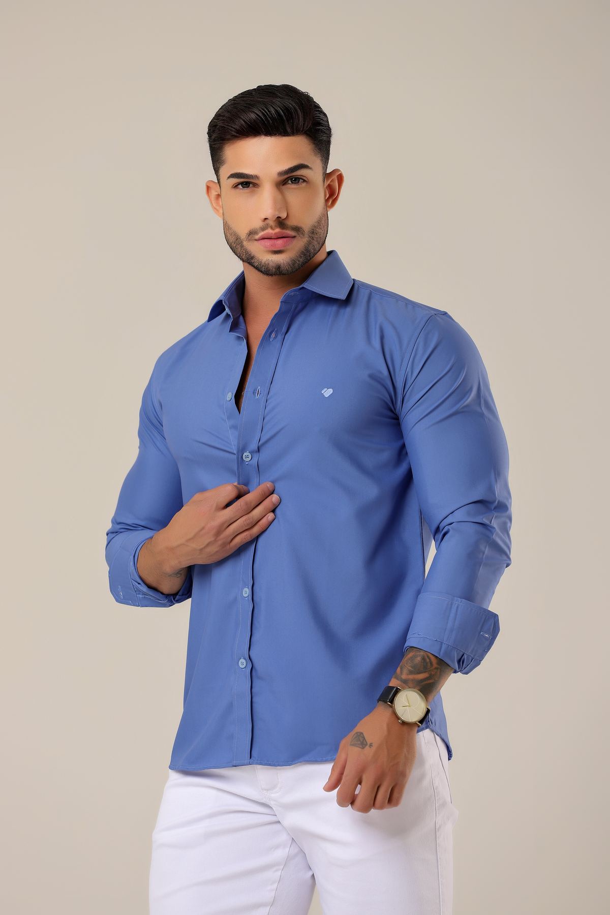 Modelo usando camisa azul Vogabella