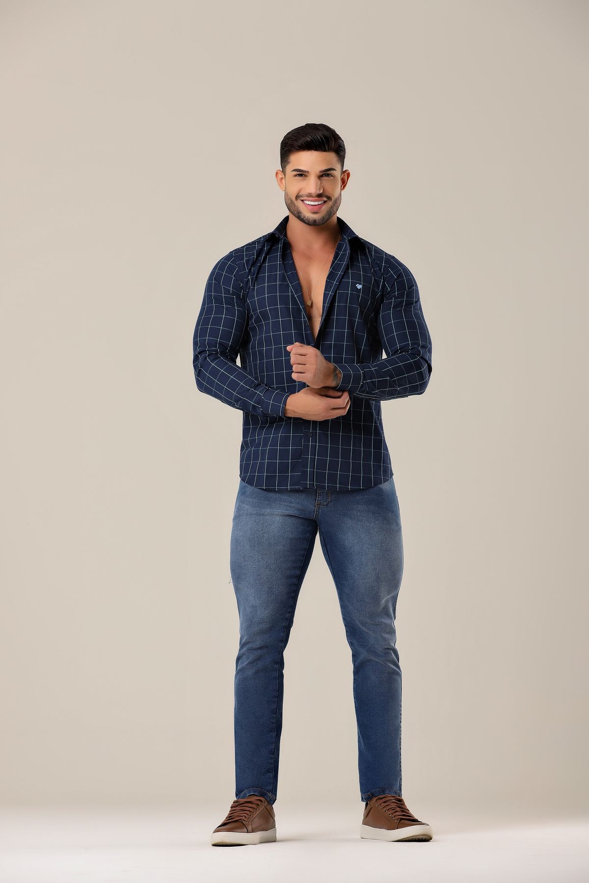 Modelo usando camisa xadrez azul marinho Vogabella