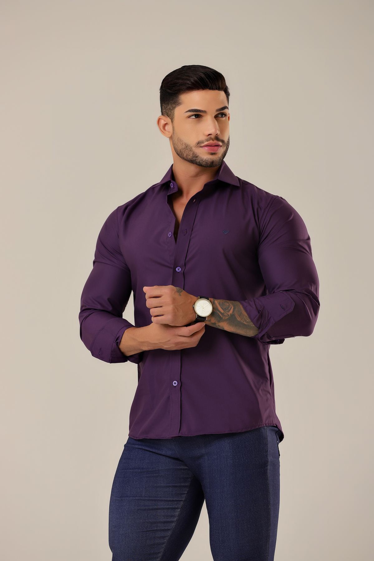Modelo usando camisa roxa Vogabella